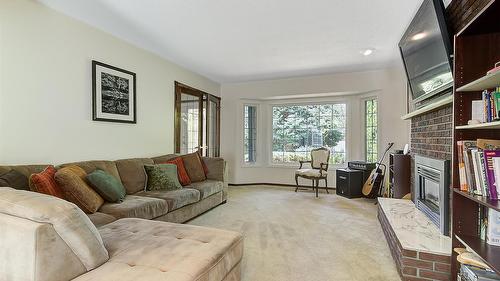 627 Hardie Road, Kelowna, BC - Indoor Photo Showing Living Room With Fireplace