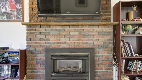 627 Hardie Road, Kelowna, BC - Indoor With Fireplace