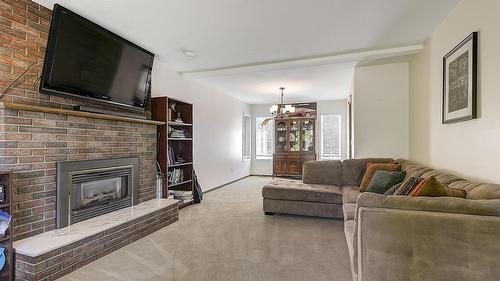 627 Hardie Road, Kelowna, BC - Indoor Photo Showing Living Room With Fireplace