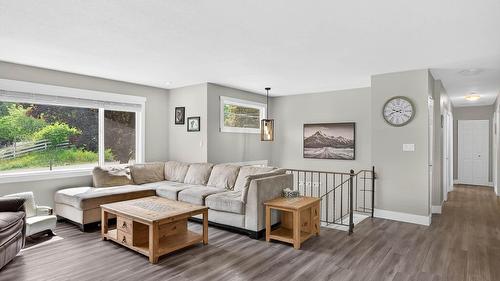 1399 Lamar Drive, Kamloops, BC - Indoor Photo Showing Living Room