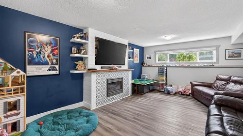 1399 Lamar Drive, Kamloops, BC - Indoor Photo Showing Living Room With Fireplace