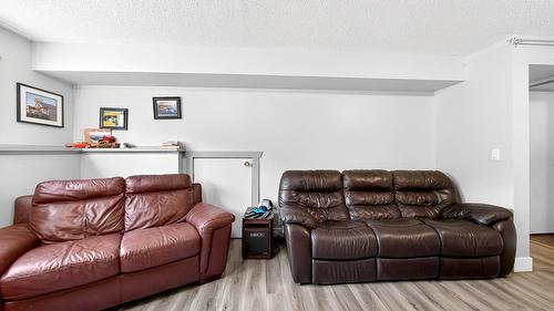 1399 Lamar Drive, Kamloops, BC - Indoor Photo Showing Living Room