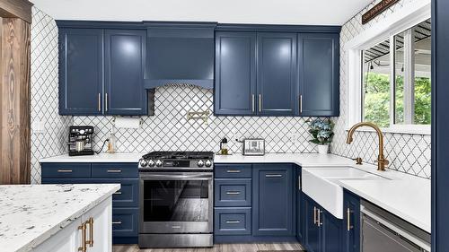 1399 Lamar Drive, Kamloops, BC - Indoor Photo Showing Kitchen With Double Sink With Upgraded Kitchen