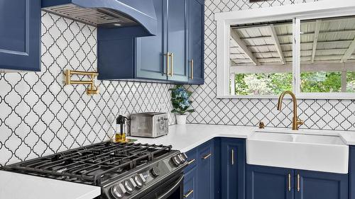 1399 Lamar Drive, Kamloops, BC - Indoor Photo Showing Kitchen With Double Sink
