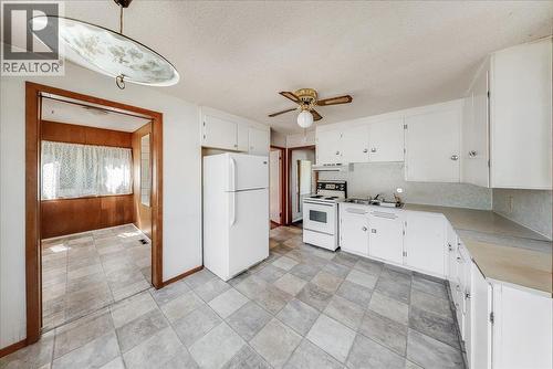 1338 Third Avenue, Trail, BC - Indoor Photo Showing Kitchen With Double Sink