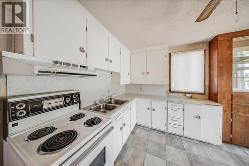 1338 Third Avenue, Trail, BC - Indoor Photo Showing Kitchen With Double Sink
