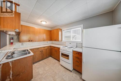 1338 Third Avenue, Trail, BC - Indoor Photo Showing Kitchen With Double Sink