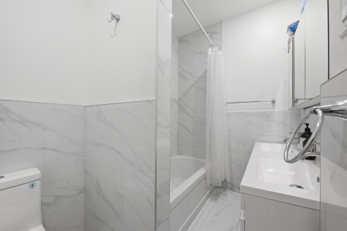 Bathroom - 8432 Rue St-Denis, Montréal (Villeray/Saint-Michel/Parc-Extension), QC - Indoor Photo Showing Bathroom