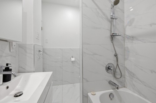 Bathroom - 8432 Rue St-Denis, Montréal (Villeray/Saint-Michel/Parc-Extension), QC - Indoor Photo Showing Bathroom