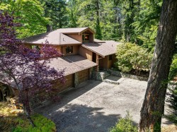 999 lohbrunner Rd Saanich, BC V8X 4K4