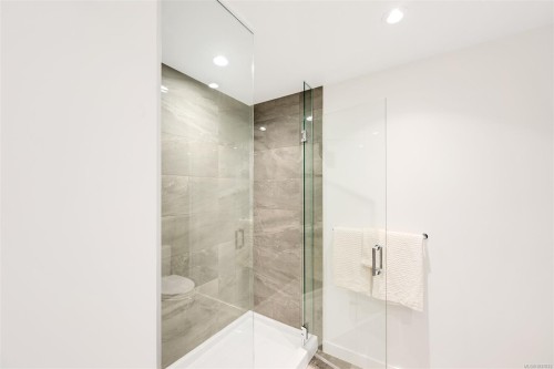 #204-363 Tyee Rd, Victoria, BC - Indoor Photo Showing Bathroom