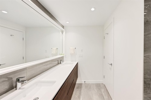 #204-363 Tyee Rd, Victoria, BC - Indoor Photo Showing Bathroom