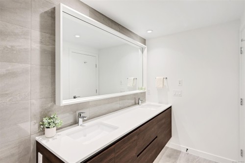 #204-363 Tyee Rd, Victoria, BC - Indoor Photo Showing Bathroom