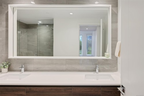 #204-363 Tyee Rd, Victoria, BC - Indoor Photo Showing Bathroom