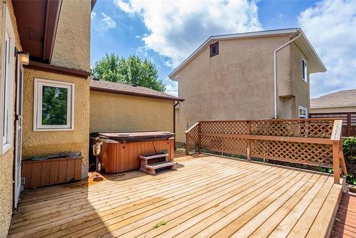 18 Riverstone Rd, Winnipeg, MB 