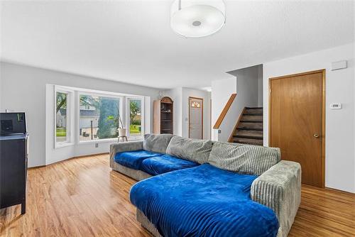 18 Riverstone Rd, Winnipeg, MB 