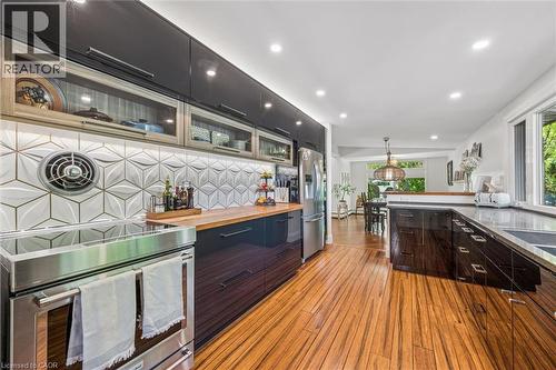 16 Parkwood Drive, Cambridge, ON - Indoor Photo Showing Kitchen With Upgraded Kitchen