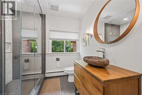 16 Parkwood Drive, Cambridge, ON - Indoor Photo Showing Bathroom