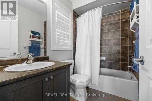 74 Mount Crescent, Essa, ON - Indoor Photo Showing Bathroom