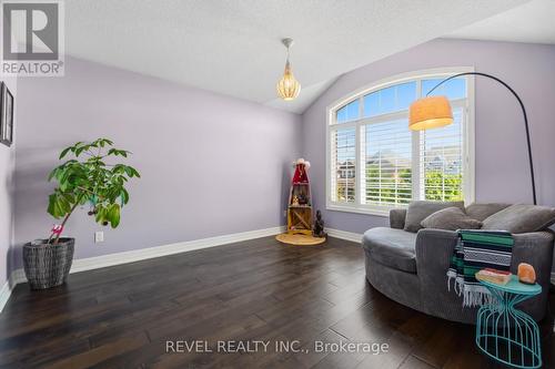 74 Mount Crescent, Essa, ON - Indoor Photo Showing Living Room