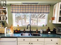 Kitchen of 275 10th Avenue, Montrose BC - 