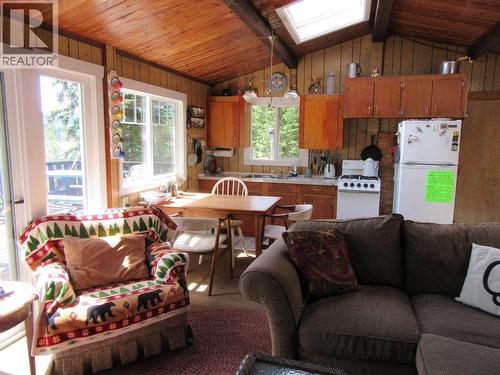 4384 Birch Lake Dump Road, Bridge Lake, BC - Indoor Photo Showing Living Room