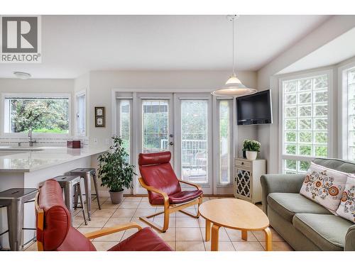 980 Dilworth Drive Unit# 3, Kelowna, BC - Indoor Photo Showing Living Room