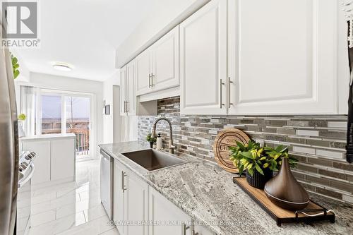 12 - 811 Wilson Road N, Oshawa (Pinecrest), ON - Indoor Photo Showing Kitchen With Upgraded Kitchen