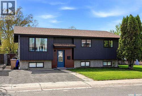 306 Howe Place, Regina, SK - Outdoor With Facade