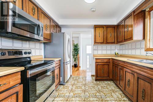 196 Meadows Boulevard, Mississauga, ON - Indoor Photo Showing Kitchen