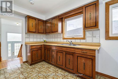 196 Meadows Boulevard, Mississauga, ON - Indoor Photo Showing Kitchen With Double Sink