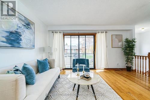 196 Meadows Boulevard, Mississauga, ON - Indoor Photo Showing Living Room