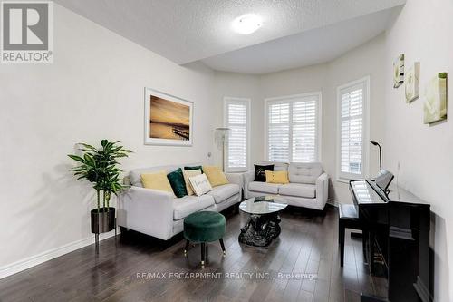 85 Showcase Drive, Hamilton, ON - Indoor Photo Showing Living Room