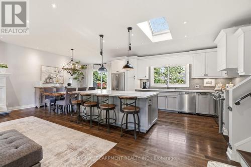 600 Deborah Crescent, Burlington, ON - Indoor Photo Showing Kitchen With Upgraded Kitchen