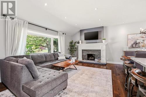 600 Deborah Crescent, Burlington, ON - Indoor Photo Showing Living Room With Fireplace