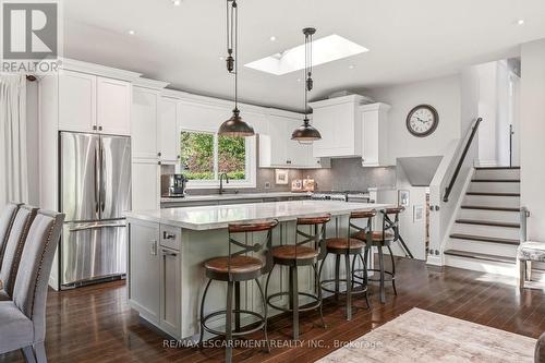 600 Deborah Crescent, Burlington, ON - Indoor Photo Showing Kitchen With Upgraded Kitchen