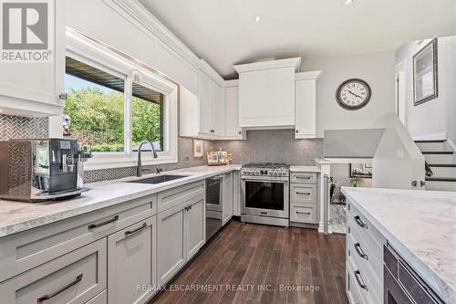 600 Deborah Crescent, Burlington, ON - Indoor Photo Showing Kitchen With Upgraded Kitchen