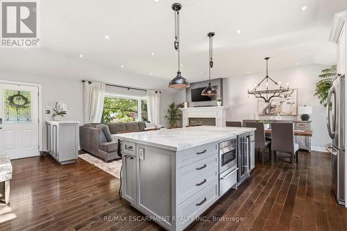 600 Deborah Crescent, Burlington, ON - Indoor Photo Showing Kitchen With Upgraded Kitchen