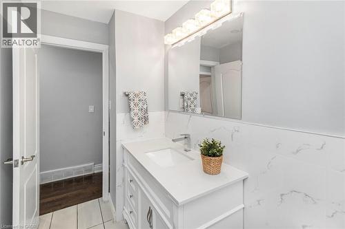 33 Alderney Avenue, Hamilton, ON - Indoor Photo Showing Bathroom