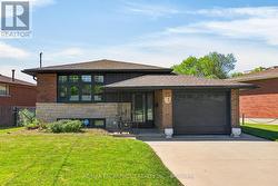 83 RIVERDALE DRIVE  Hamilton, ON L8E 1K2