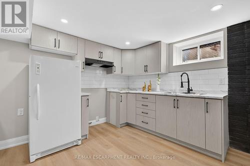 83 Riverdale Drive, Hamilton, ON - Indoor Photo Showing Kitchen
