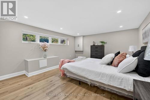83 Riverdale Drive, Hamilton, ON - Indoor Photo Showing Bedroom