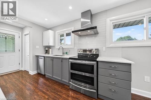 118 West 33Rd Street, Hamilton, ON - Indoor Photo Showing Kitchen
