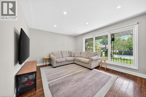 118 West 33Rd Street, Hamilton, ON - Indoor Photo Showing Living Room