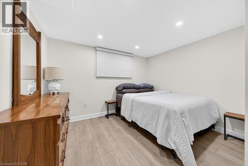 118 West 33Rd Street, Hamilton, ON - Indoor Photo Showing Bedroom