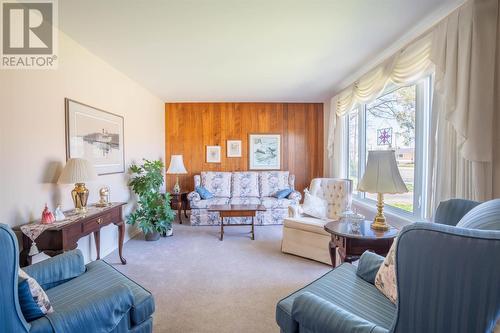 617 Mcnabb St, Sault Ste. Marie, ON - Indoor Photo Showing Living Room