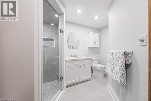 33 Golfview Crescent, Dundas, ON - Indoor Photo Showing Bathroom
