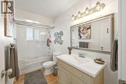Main level 4-piece bathroom - 