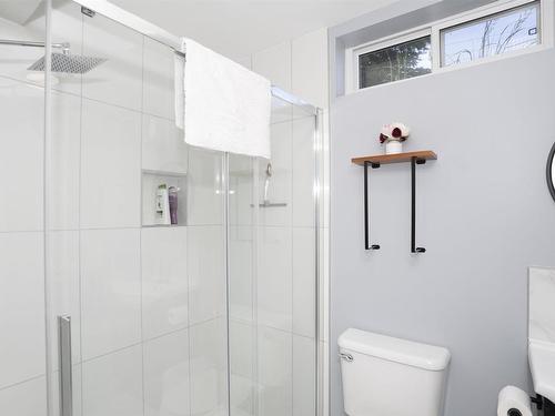 435 Dublin Avenue, Thunder Bay, ON - Indoor Photo Showing Bathroom