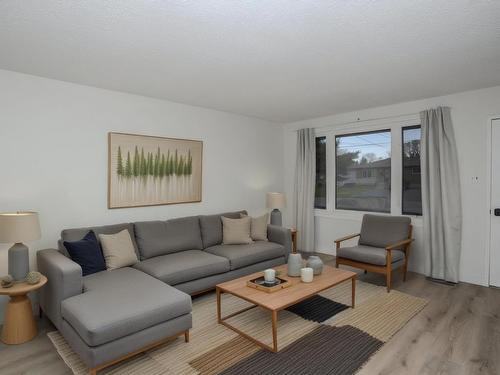 435 Dublin Avenue, Thunder Bay, ON - Indoor Photo Showing Living Room